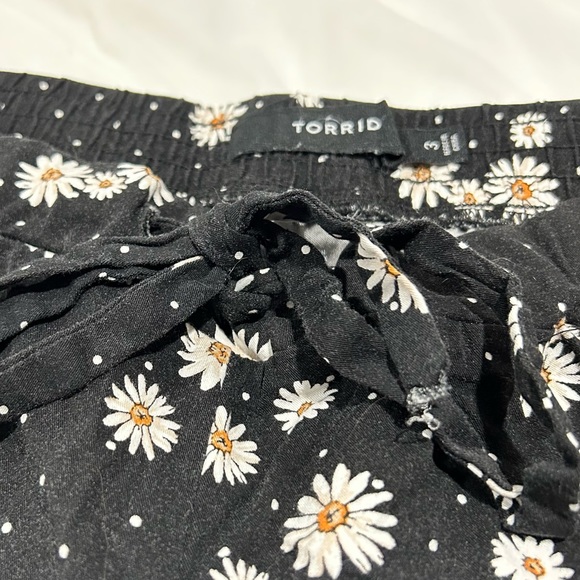 Torrid Black Dot & Daisy Challis Capri Jogger - Picture 3 of 6